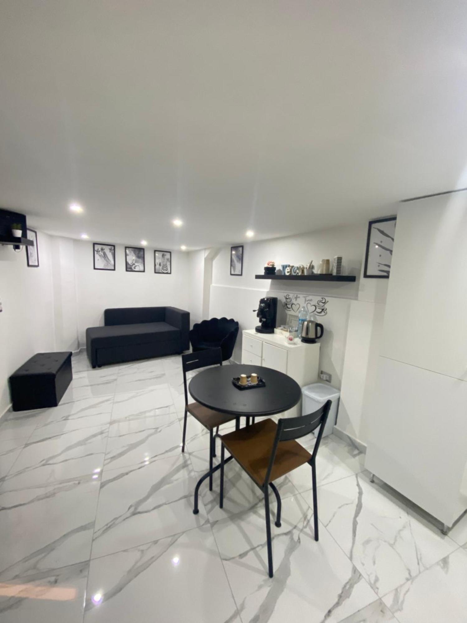 La Casetta Di Giovy Napoli Bagian luar foto